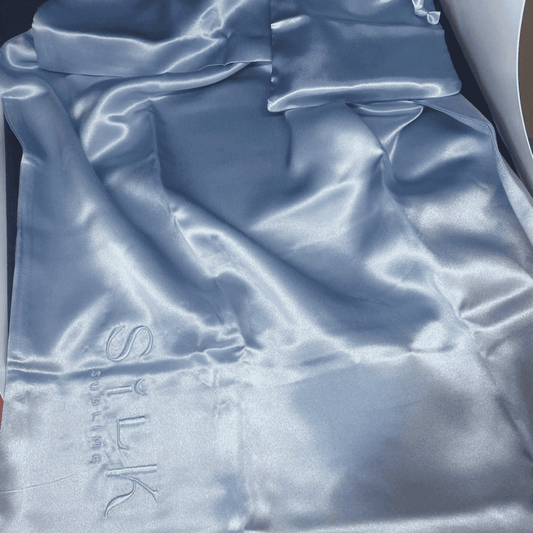 taie d'oreiller en soie bleu bien à plat