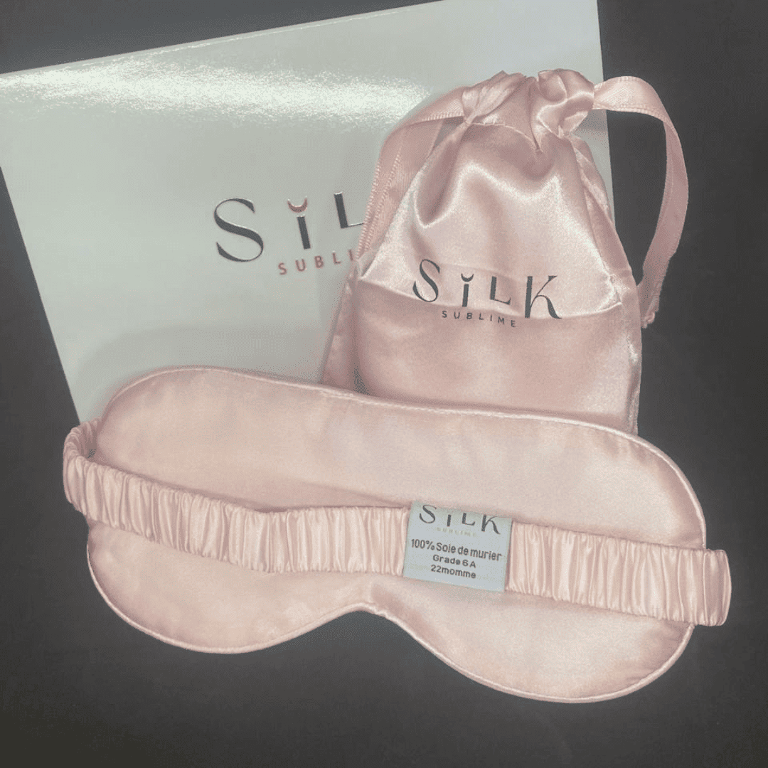 arrière d'un masque de nuit en soie rose 