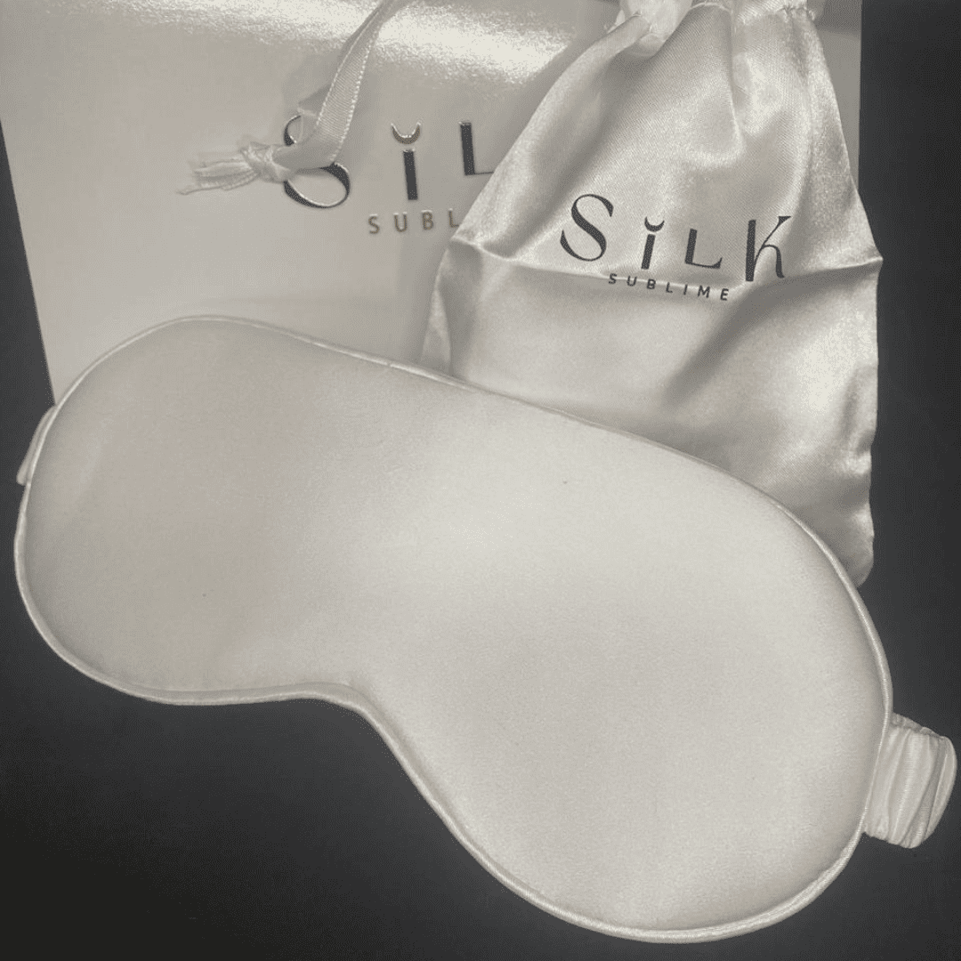 avant d'un masque de nuit en soie blanc