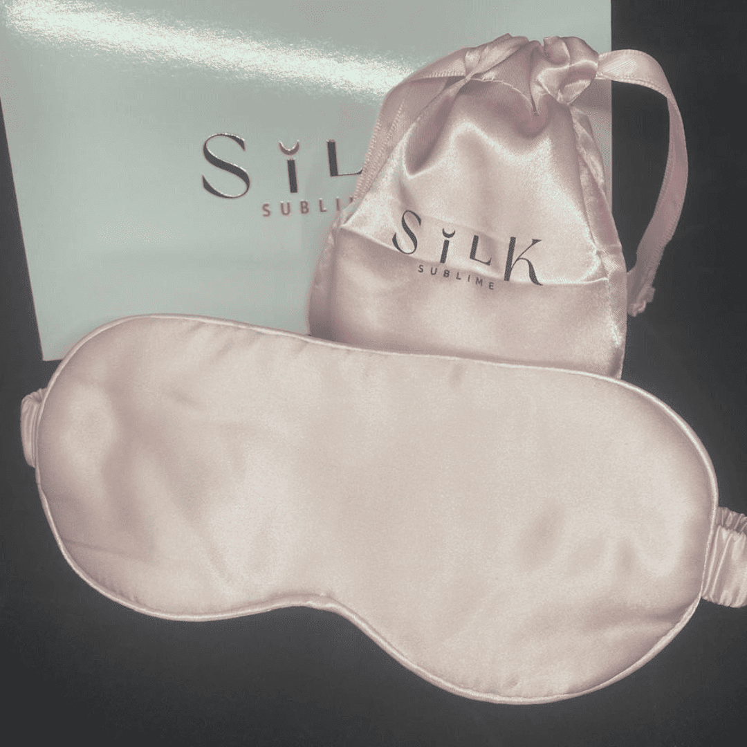 avant d'un masque de nuit en soie rose 