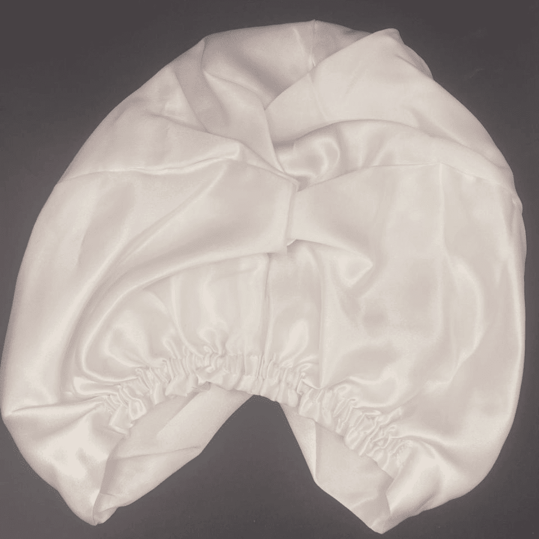 bonnet en soie blanc sur fond noir