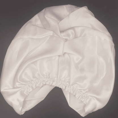 bonnet en soie blanc sur fond noir