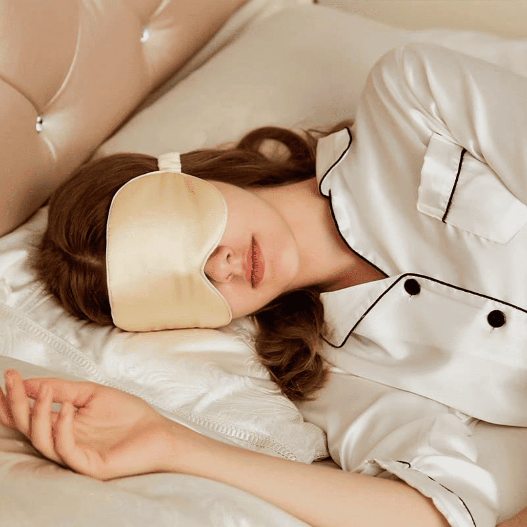 femme qui dort avec un masque de nuit en soie