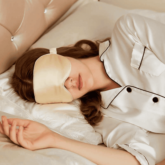 femme qui dort avec un masque de nuit en soie